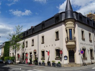 Hôtel 3* de charme, situé idéalement au bord de la vallée de la Pétrusse, à 5 minutes à pied de la gare et à 10 minutes à pied du centre-ville. Le Châtelet abrite aussi le restaurant bistronomique La Cantine du Châtelet, primé au Guide Michelin (BIB Gourmand) et au Gault et Millau (13/20)  